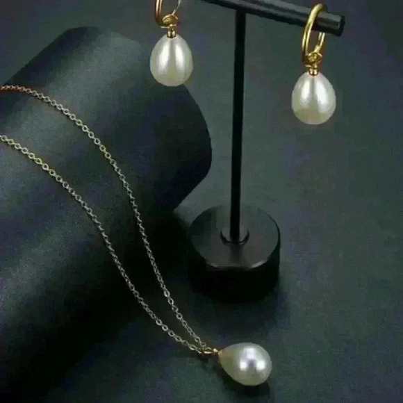New Pearl Drop Jewelry Set: Classic Teardrop Pearls on Gold-Tone Loops - Picture 1 of 4